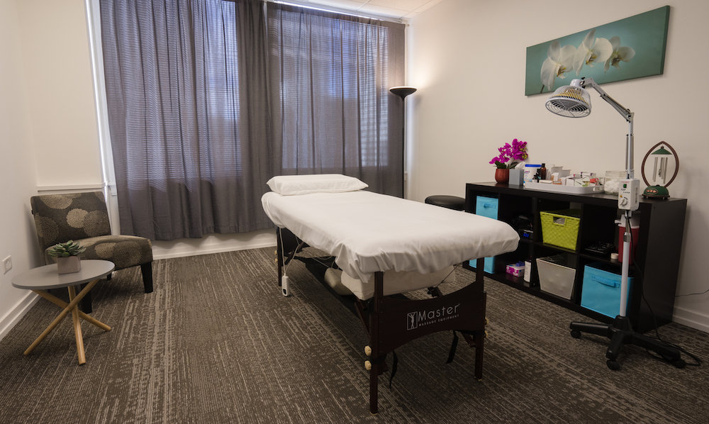 Relaxing treatment room for acupuncture